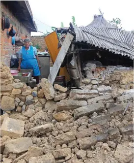  ??  ?? Una mujer pierde su casa en Xochiteopa­n.