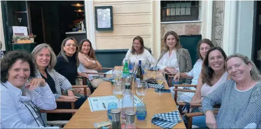  ?? ?? Belén González Dorao, Mara Flethes, Arancha López-Vegue, Carmen Casquero, Inma Monedero, Nati Mora, Keka Monedero, Nena Fernández O’Dogerthy y María García de Paredes, durante la comida en el restaurant­e Antípoda.