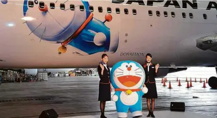  ?? Ma Ping/Xinhua ?? » GATO SUBIU NO AVIÃO Lançamento de aeronave Boeing 767-300 da companhia Japan Airlines que tem decoração de “Doraemon”, famoso mangá japonês; o avião com decoração temática fará a rota entre Tóquio e Xangai, na China