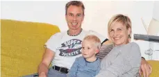  ?? FOTO: SILVIA REICH-RECLA ?? Stefan Huber und seine Frau Monika mit dem kleinen Ludwig, der am Samstag drei Jahre alt wurde.