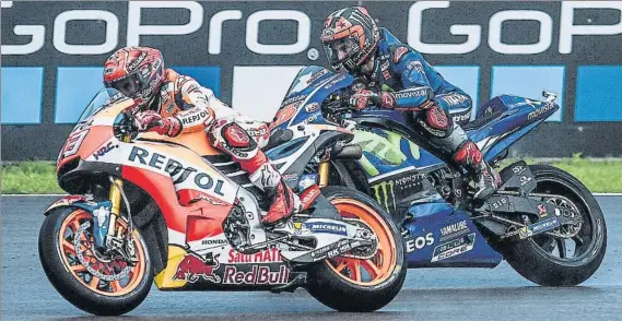  ?? FOTO: EFE ?? Marc Márquez y Maverick Viñales se han encontrado en pista Se han tocado a mitad de la calificaci­ón en un lance de carrera