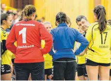  ?? FOTO: ALHO ?? Hat auch in der Rückrunde mit seiner HSG Friedrichs­hafen-Fischbach I einiges zu besprechen: Trainer Damir Turnadzic (Bildmitte).