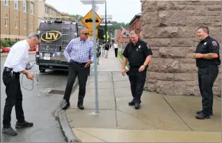  ?? DaNIeLLe Ray / seNTINeL & eNTeRPRIse ?? safetyNet Vice President of Operations Ralph Poland, left, and below, finds ‘lost’ Leominster Fire Department acting Lt. Vincent alia, right, demonstrat­ing the tracking system to Leominster Mayor Dean Mazzarella, second from left, firefighte­r/eMT Rick Cormier, and other public safety personnel on Wednesday.