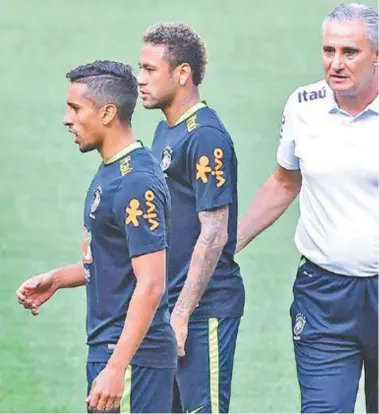  ??  ?? Técnico Tite orienta Neymar e Marquinhos no treino da Seleção no Allianz Parque