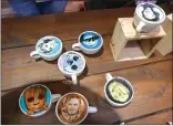  ?? ARIYANTI K.R./JAWA POS ?? DIMINUM SAYANG: Seorang barista meracik kopi latte dengan foam bergambar karakter-karakter Disney.