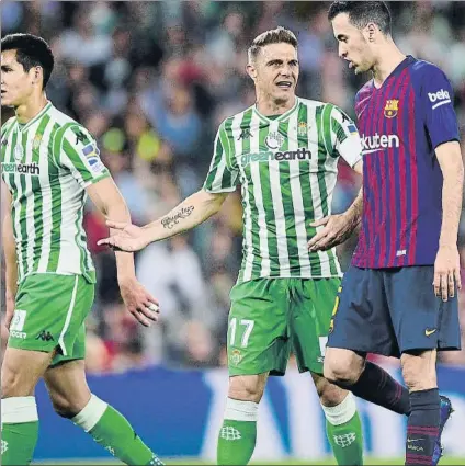  ?? FOTO: MANL MONTILLA ?? Busquets y Joaquín, durante una acción del partido en el Villamarín. El azulgrana fue el segundo azulgrana que más pases dio