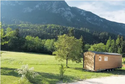  ??  ?? wer in ein Tiny House zieht, muss sich auf das wesentlich­e reduzieren. Dafür braucht es gute Planung.