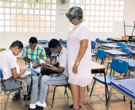  ?? CORTESíA ?? Un grupo de tres estudiante­s dan clases en el colegio Máximo Mercado.