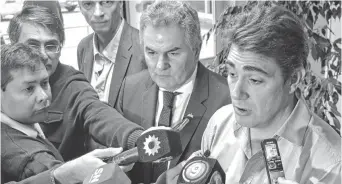  ??  ?? Javier Iguacel dialoga con la prensa durante su reciente visita a nuestra ciudad.