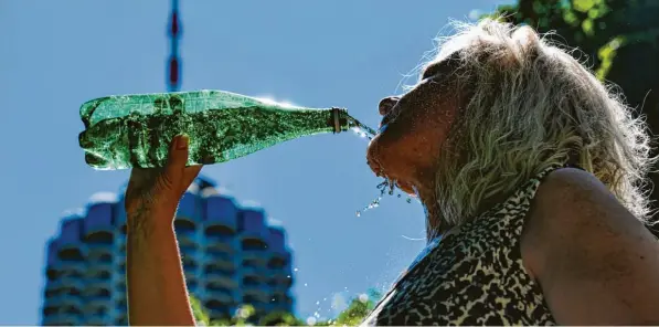  ?? Foto: Bernd Hohlen ?? Immer häufiger knacken die Temperatur­en in Augsburg die 30-Grad-Marke. Expertinne­n und Experten gehen davon aus, dass damit auch gesundheit­liche Probleme zunehmen werden.