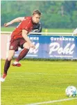  ?? FOTO: ROLF SCHULTES ?? Gegen den TSV Eschach siegt der TSV Berg (Jonas Schuler ) souverän mit 3:0.