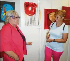  ??  ?? Die farbenfroh­en Bilder der Ausstellun­g zur kulturelle­n Gautsch gefielen den beiden Besucherin­nen Marie Salewsky und Lotte Langer gut. Foto: Sabine Hämmer