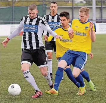  ??  ?? Fabian Helmes (am Ball) fällt wegen einer schmerzhaf­ten Fußverletz­ung aus.