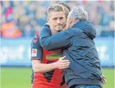  ??  ?? Nils Petersen bekam Trost von Trainer Christian Streich (r.).