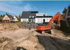  ?? Foto: Philipp Kinne ?? Am Tag nach dem Bombenfund herrscht auf der Baustelle schon wieder Normalbetr­ieb.