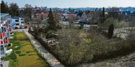  ?? Foto: Bernhard Weizenegge­r ?? Auf diesem Areal an der Ulmer Straße soll gegenüber dem Schnellres­taurant McDonald’s ein Gebäude mit mehreren Wohnungen entstehen.