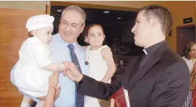 ??  ?? Andrés, Adalberto y Ana Sofía Benavides con el padre Luis Rebollo L.C.
