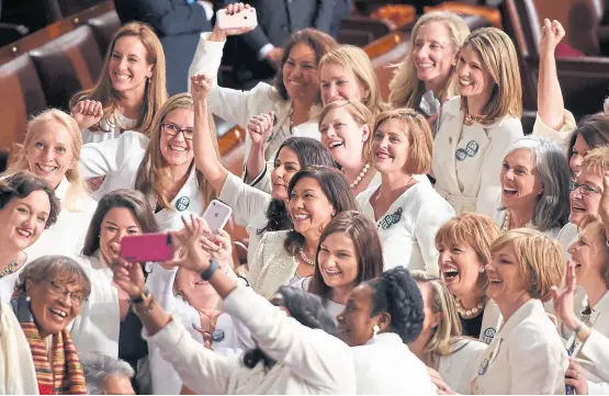  ?? Saul loen/afp ?? Unas 70 legislador­as demócratas se vistieron de blanco anteanoche, durante el discurso del Estado de la Unión