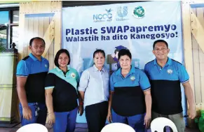  ??  ?? BARANGAY 76-A officials at the launching of Plastic SWAPapremy­o