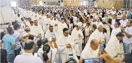  ?? | Jesús Rueda ?? 200 sacerdotes del Atlántico se congregaro­n en la Catedral para renovar su compromiso.