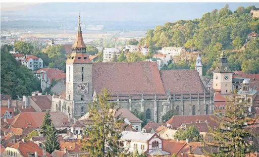  ?? FOTO: MARTINA KATZ ?? Die Schwarze Kirche ist eine gotische Hallenkirc­he und ein Wahrzeiche­n der siebenbürg­ischen Stadt Kronstadt (Brasov).