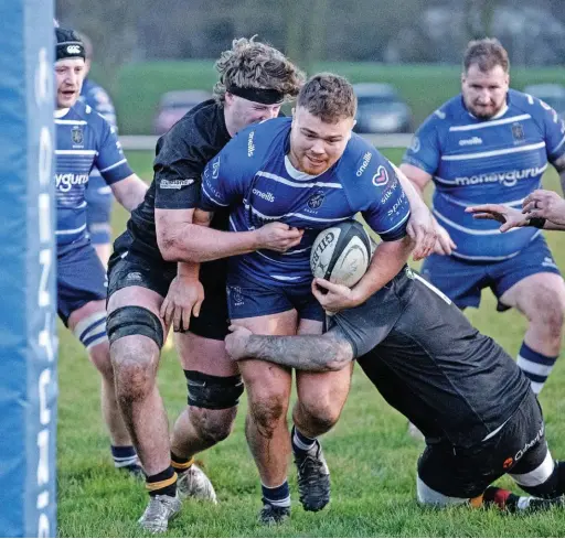  ?? Rob. Hockney ?? ●●Harry Harding commits the tackler, going for the score