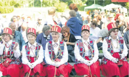  ??  ?? Mažoretkin­je su bogat program pratile iz prvih redova te strpljivo čekale svoje vrijeme za nastup na velikoj pozornici