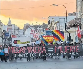  ??  ?? Chubut. Una marcha de protesta. El rechazo a la minería es fuerte en la sociedad.