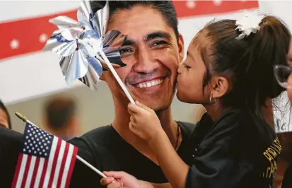  ?? Marie D. De Jesús / Staff photograph­er ?? Jose Escobar, 33, gets a “welcome back” kiss from his daughter Carmen, now 4, at George Bush Interconti­nental Airport.