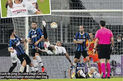  ??  ?? Luuk de Jong (o.) und Diego Carlos per Fallrückzi­eher ebneten den Sieg.