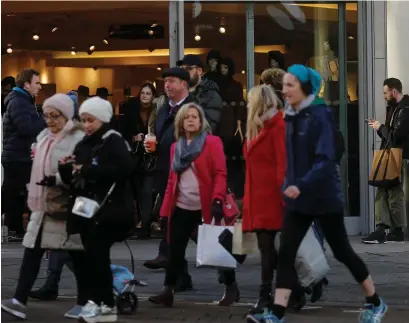  ??  ?? Shoppers on London’s Oxford Street following weak outlooks from major names in British retail ahead of