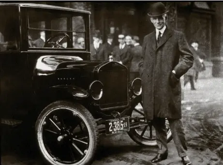  ?? (GETTY IMAGES) ?? Henry Ford (devant sa fameuse Ford Model T), un génie de type dit dominant.