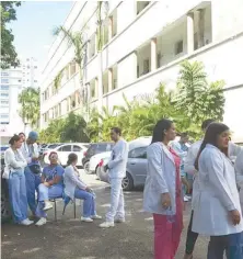  ?? DIARIO LIBRE ?? Médicos en huelga en la maternidad La Altagracia.