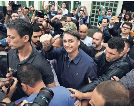  ?? FOTOS: REUTERS ?? Jair Bolsonaro (63) lässt sich nach dem ersten Wahlgang feiern.