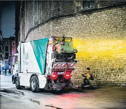  ?? XAVIER CERVERA / ARCHIVO ?? Los ruidos, ligados a la recogida nocturna de basura, irrita a los barcelones­es