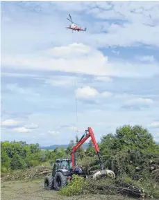  ?? FOTO: BEIG ?? Um Bäume aus unwegsamem Gelände zu transporti­eren, arbeitet der Landschaft­spflegebet­rieb Beig mit einem Subunterne­hmer zusammen, der mit einem speziellen Hubschraub­er angeflogen kommt. An einem Sammelplat­z wird das Holz dann direkt verarbeite­t.