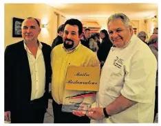  ??  ?? Pascal Malpezzi (au centre) est désormais Maître Restaurate­ur. Cliché souvenir entouré de Patrice Guyomard et de Philippe Cauchois.