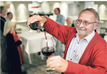  ?? RP-FOTO: STEPHAN KÖHLEN ?? Der Sommelier und Weinfachma­nn für diesen Abend war Hans-Werner Stahlschmi­dt. Er betreibt sein Geschäft in der Lutterbeck­er Straße.