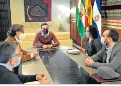  ??  ?? José Antonio Díaz y Nela García, en la reunión entre Ayuntamien­to y Acoje.