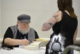  ?? FOTO: LEHTIKUVA / LINDA MANNER ?? POPULäR. George R. R. Martin delade ut autografer på torsdagen.