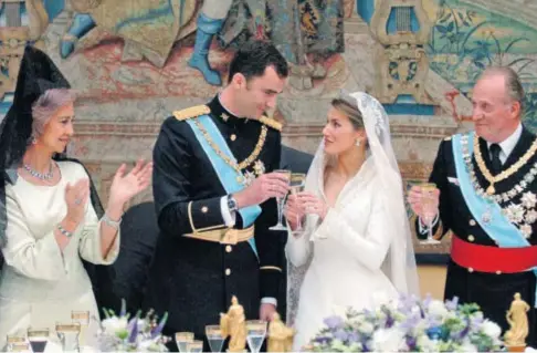  ?? // AFP ?? Momento del brindis entre Don Felipe y Doña Letizia en el banquete de la Boda Real