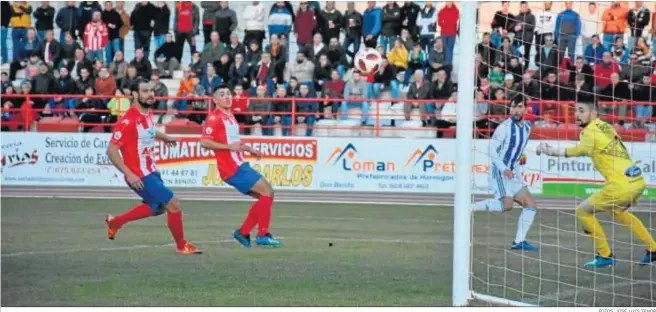  ?? FOTOS: JOSÉ LUIS TENOR ?? Víctor Barroso se dispone a celebrar su gol tras cabecear al fondo de las mallas un centro de Borja Díaz.