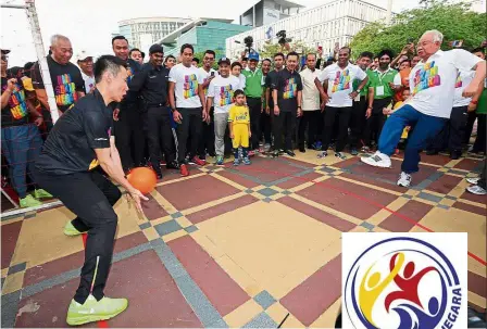  ??  ?? Active participat­ion: Najib and national shuttler Datuk Lee Chong Wei playing a game at the National Sports Day in Putrajaya.