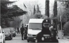  ?? FOTO: AFP ?? Agentes policiales y bomberos resguardar­on la zona tras la agresión.