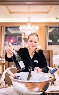  ?? FOTO: ALEXANDER HEINL ?? Als Restaurant­fachfrau plant Claudia Topfstedt auch die Bewirtung bei Feierlichk­eiten – Hochzeiten zum Beispiel.