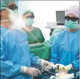  ??  ?? 腹腔鏡手術是在腹部打­三個細洞，醫師將腹腔鏡伸入子宮­腔內直接挖除肌瘤。 (圖：四季台安醫院提供)