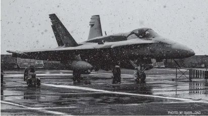  ?? PHOTO: M1 BARR—DND ?? Cette photo prise le 18 décembre dernier montre un CF-18 sur la rampe de la base roumaine de Mihail-Kogalnicea­nu après la première chute de neige de la saison qui fut par la suite très brumeuse.