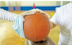  ?? FOTO: ISTOCK ?? Egal, ob bei Ball-Spielen oder anderen Übungen: Ab Klassenstu­fe 5 ist es vorgeschri­eben, dass Schüler im Sportunter­richt Mundschutz tragen.