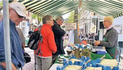  ??  ?? Am liebsten kaufen die Niederrhei­ner ihren Spargel frisch vom Markt. So mancher Ausländer muss da schmunzeln.