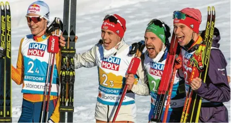  ?? Foto: Ralf Lienert ?? Das deutsche Quartett freute sich über die Silbermeda­ille im Teamwettka­mpf der Kombinatio­n: Wie schon 2019 in Seefeld wird Deutschlan­d bei der Nordischen Ski‰WM in Oberstdorf Zweiter – diesmal mit (von links) Vinzenz Geiger, Eric Frenzel, Fabian Rießle und Terence Weber.